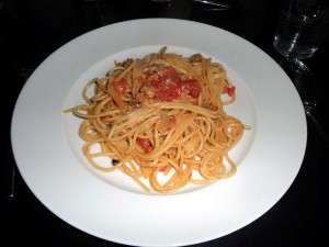 Spaghetti mit Tomaten und Mozzarella-Soße